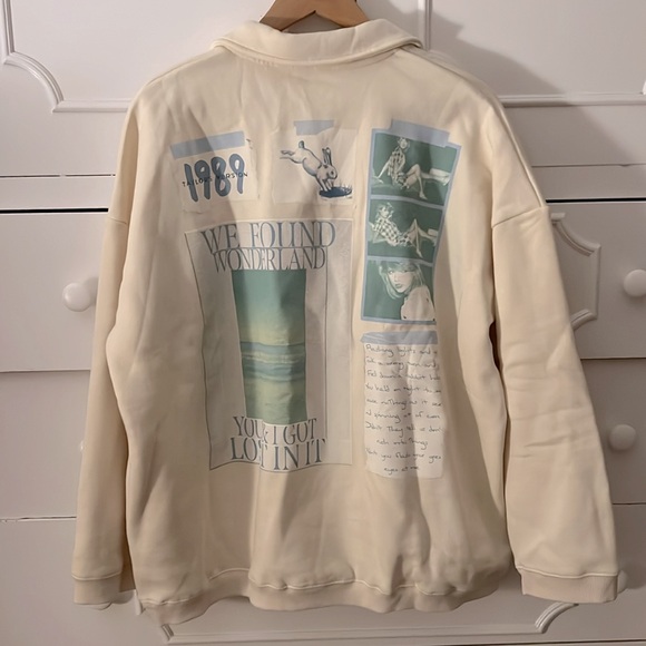 NWOT Taylor Swift 1989 Wonderland Quarter Zip Pullover Size Large - Picture 4 of 5